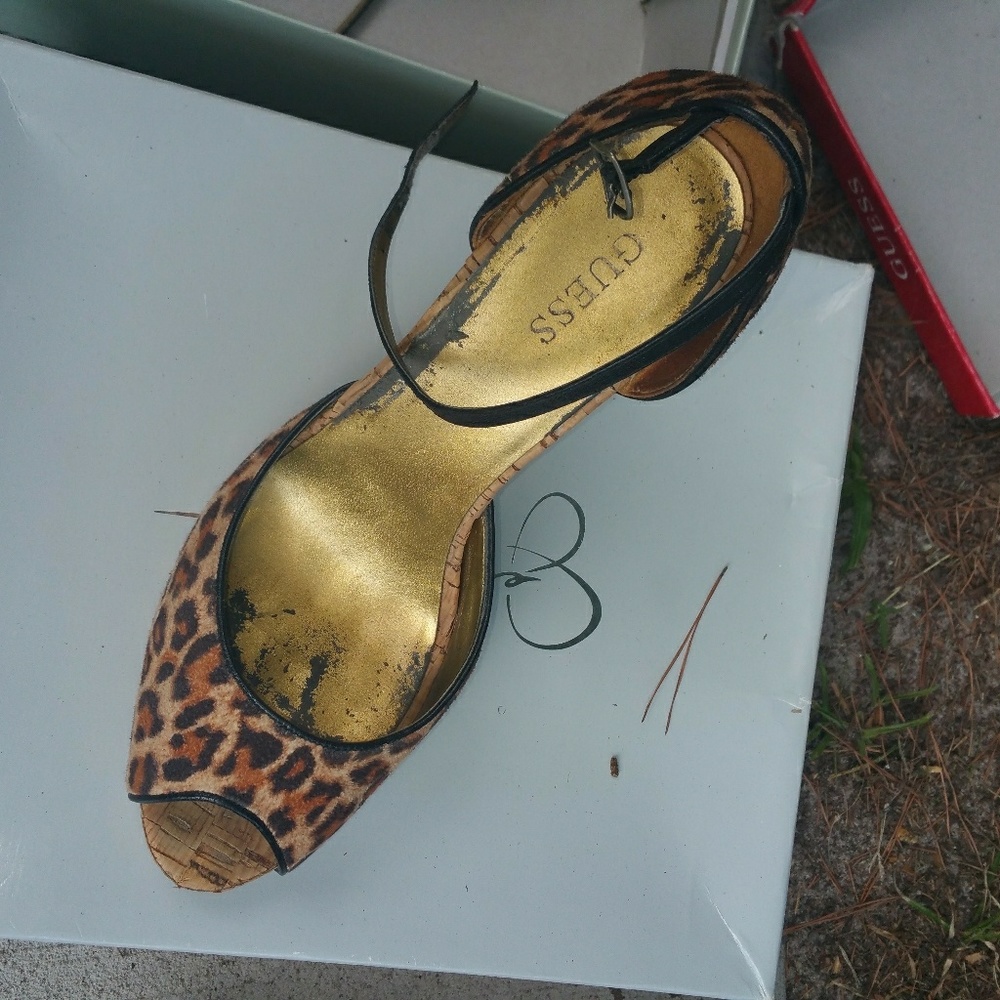 guess pumps